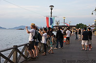 07 Tourists taking sunset photos from the boardwalk