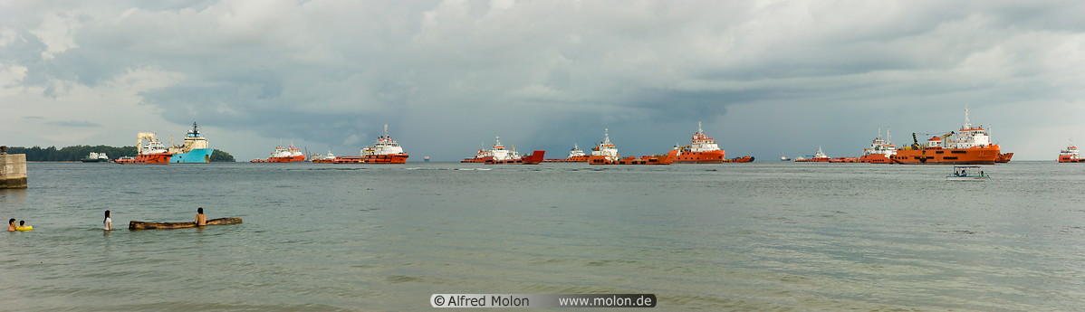 01 Ships anchored in the bay