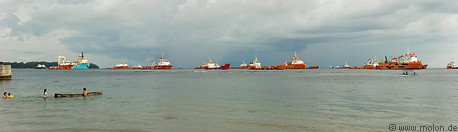 01 Ships anchored in the bay