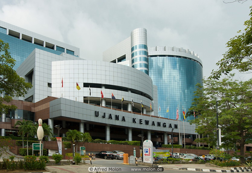 17 Ujana Kewangan financial centre and mall