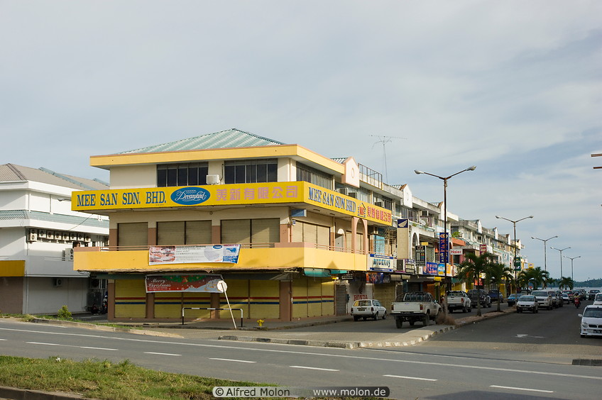 23 Building block with shops