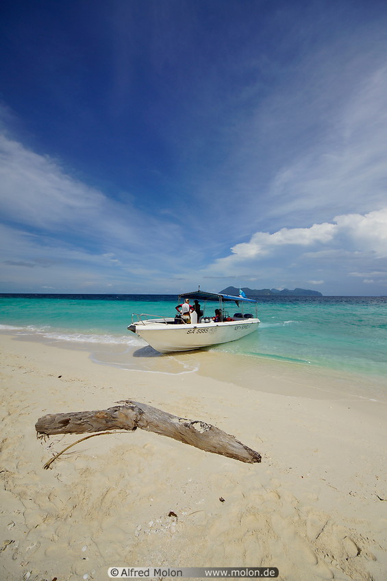 03 Speedboat on beach and tree trunk