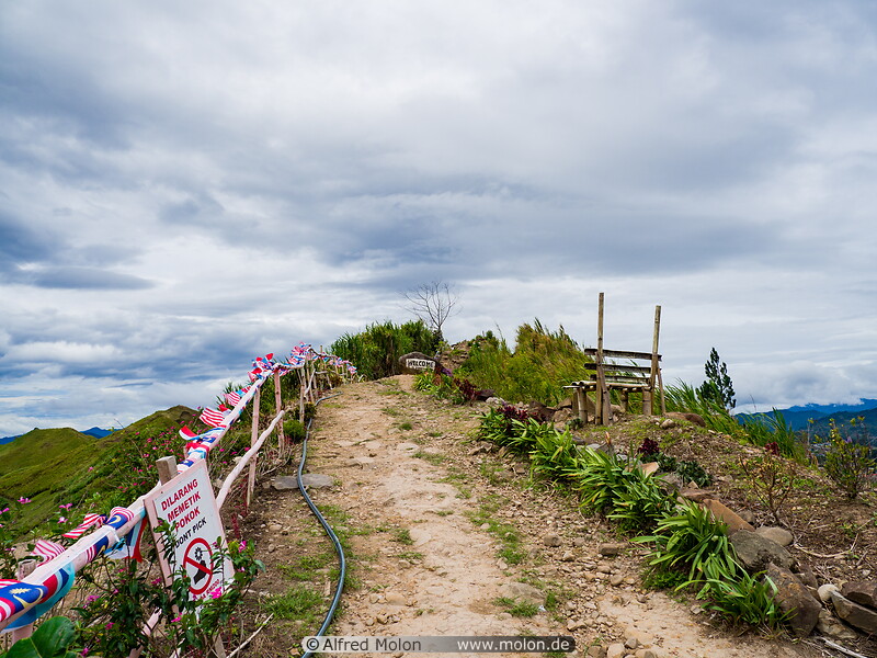 01 Trail to Sosodikon hill