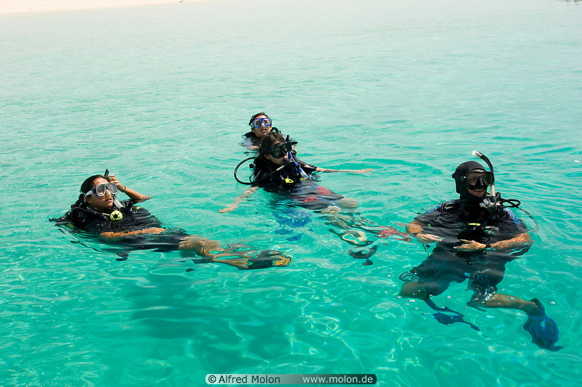 06 Divers in the sea