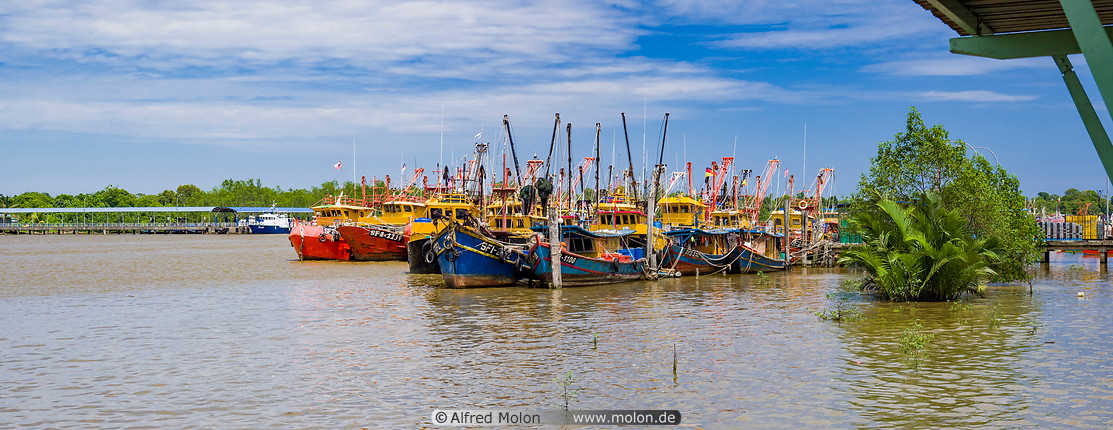 18 Fishermen boats in Kemena river