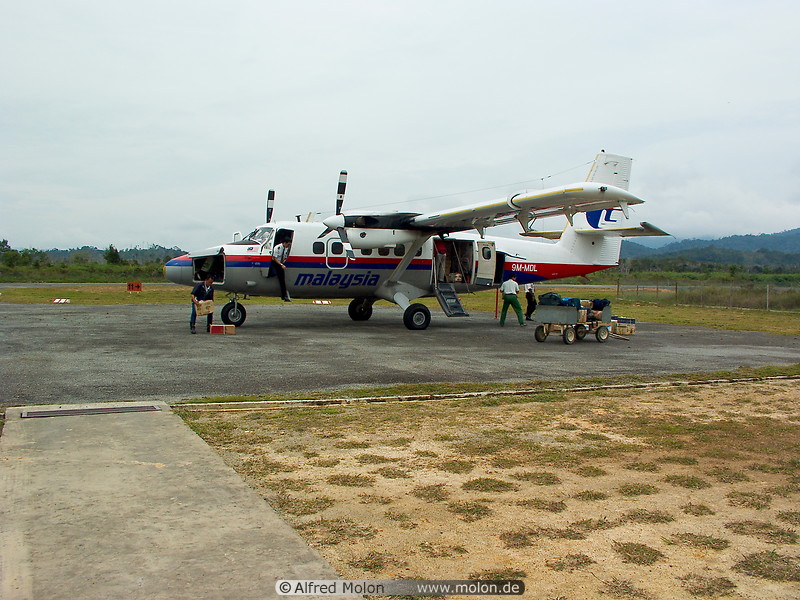 04 MAS Twin Otter in Bario airport