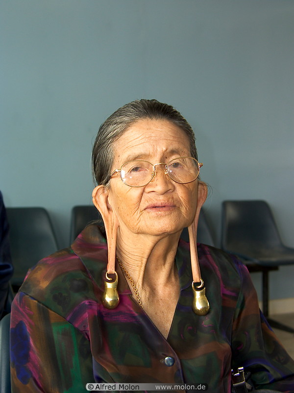 03 Old Kelabit woman with long ears