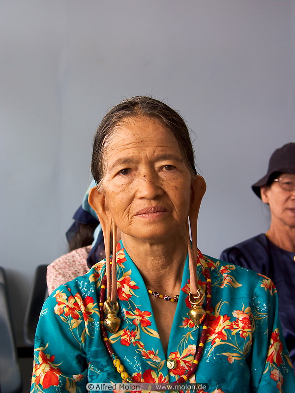 04 Old Kelabit woman with long ears