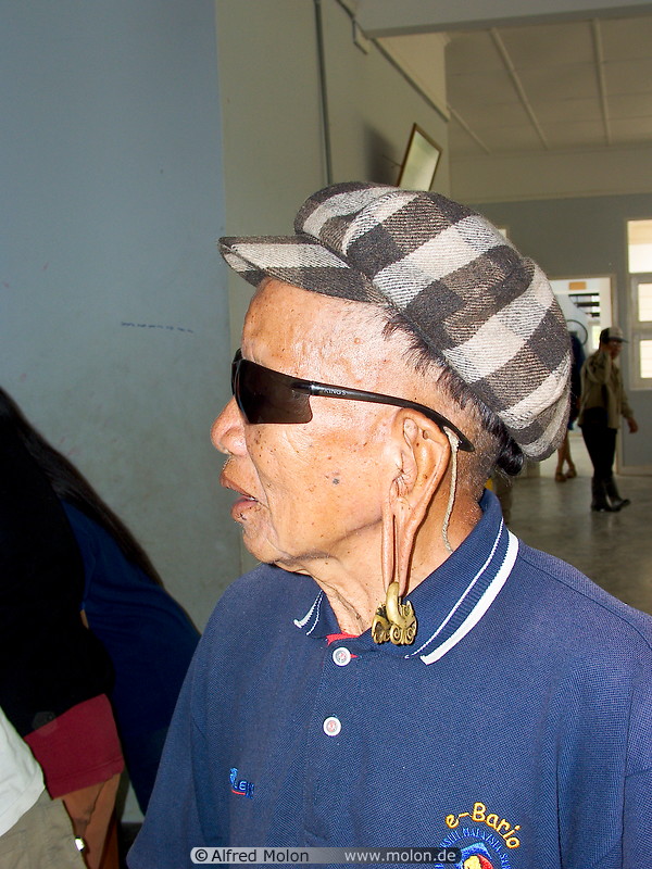06 Old Kelabit man with sunglasses