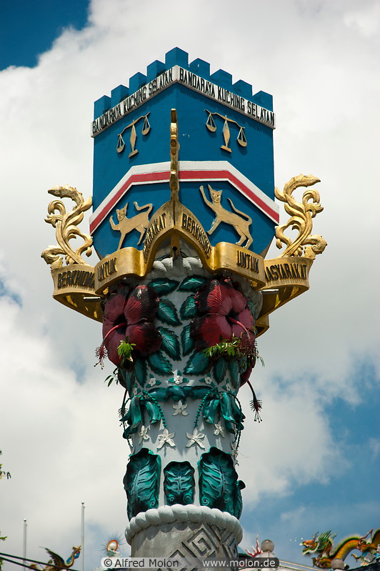 13 Bandaraya column monument