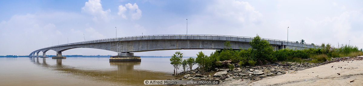 02 Bridge over Batang Sadong river