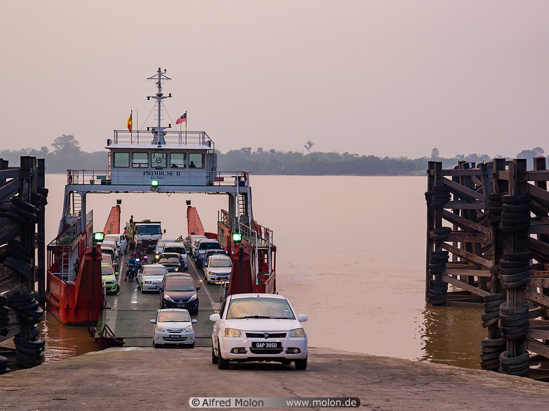 26 Pusa ferry unloading cars
