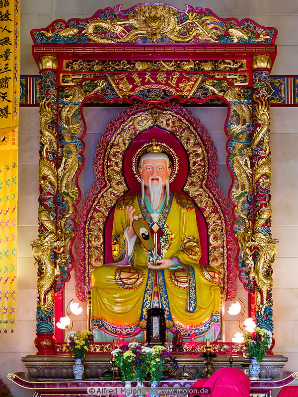 17 Lian Hua San Ching Tien temple