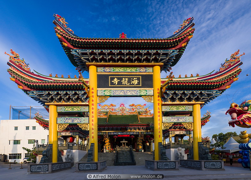 25 Hai Long Si chinese temple