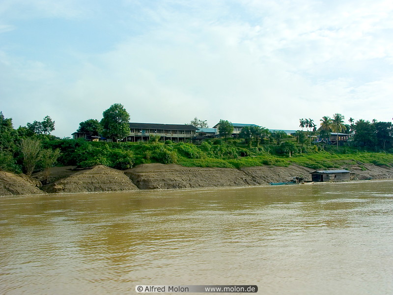 03 Longhouse along Rejang river