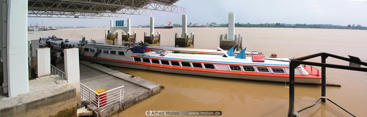 06 Speedboat in Sibu harbour
