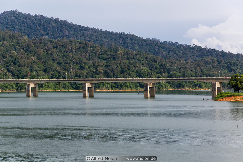 07 Bridge over Temenggor lake