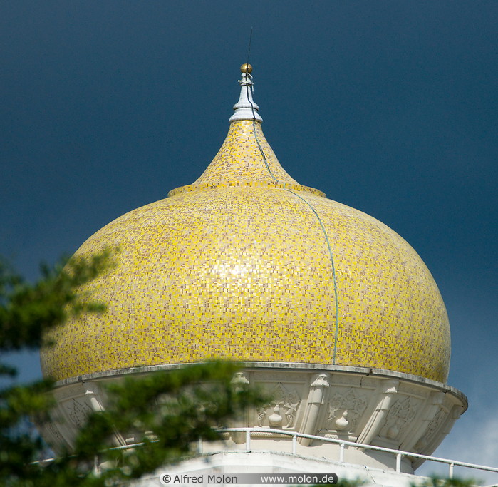 16 Istana Iskandariah golden dome