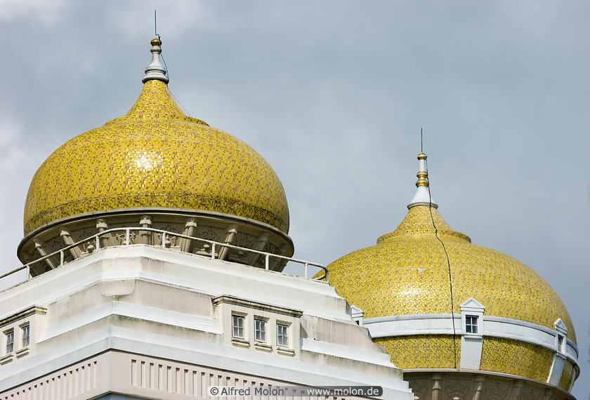 17 Istana Iskandariah golden domes