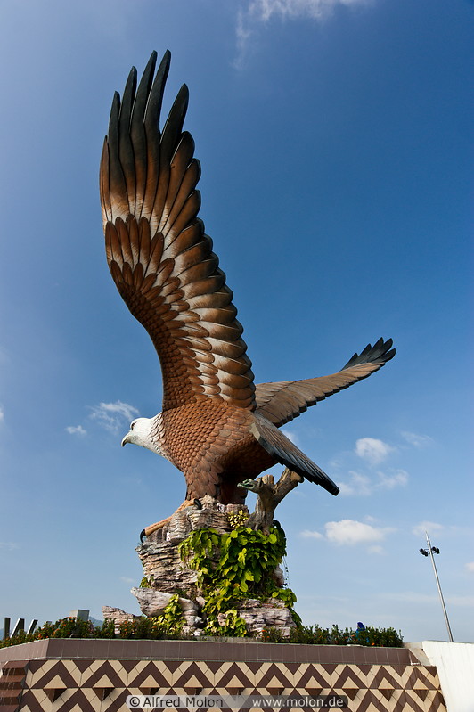07 Eagle statue