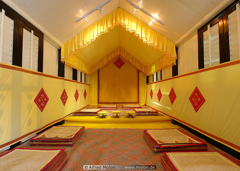 21 Yellow room with carpets