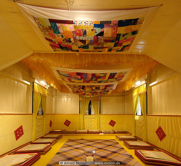 22 Yellow room with carpets