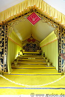 16 Yellow room with carpets