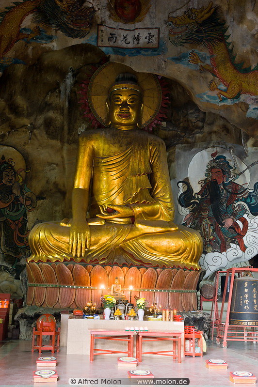 02 Golden Buddha statue