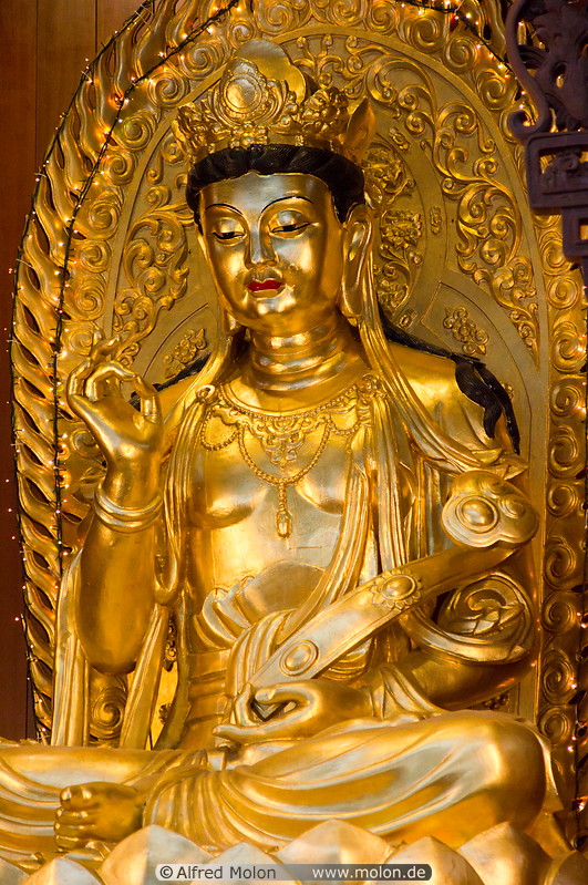 18 Golden Buddha statue