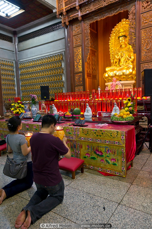 22 Couple praying to Buddha