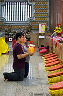 19 Couple praying to Buddha