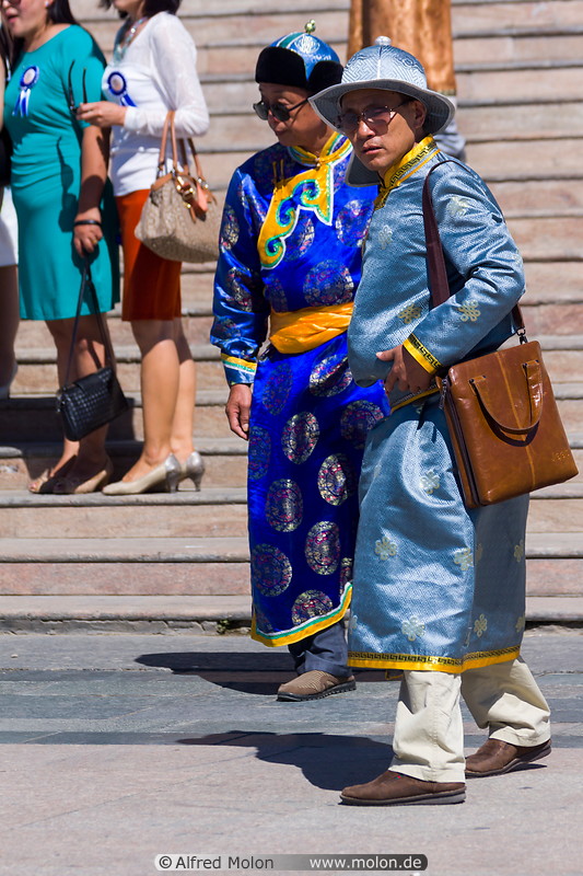 06 People in traditional Mongolian dress