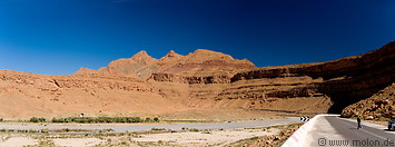 06 Desert scenery with red cliffs