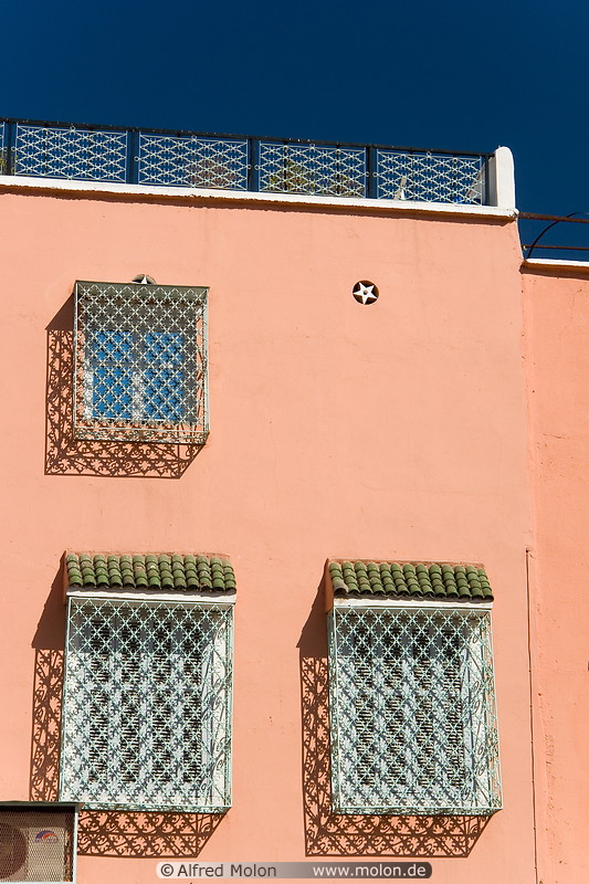 02 Pink wall with decorated windows