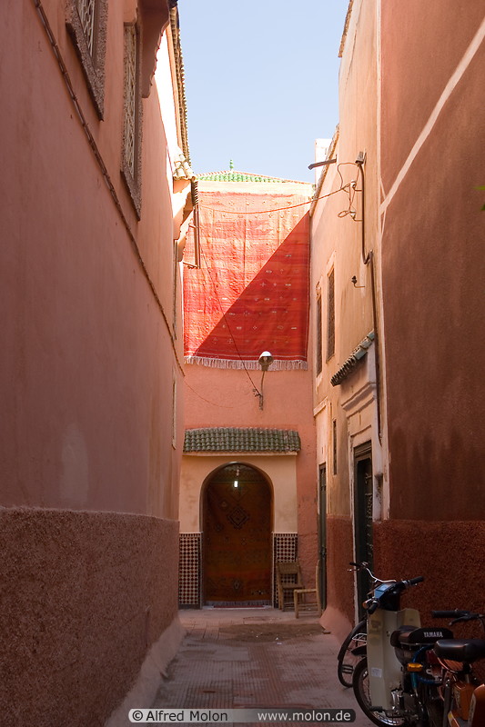 16 Narrow alley and pink walls