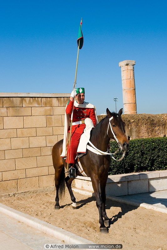 02 Guard in red uniform on horse