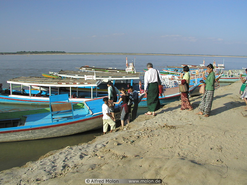 16 Tourist boats in Bagan