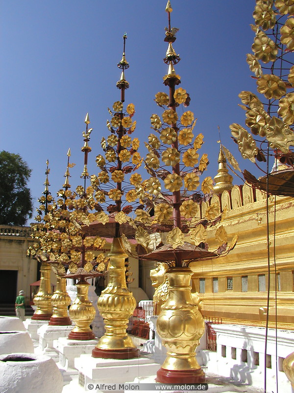 24 Shwezigon pagoda