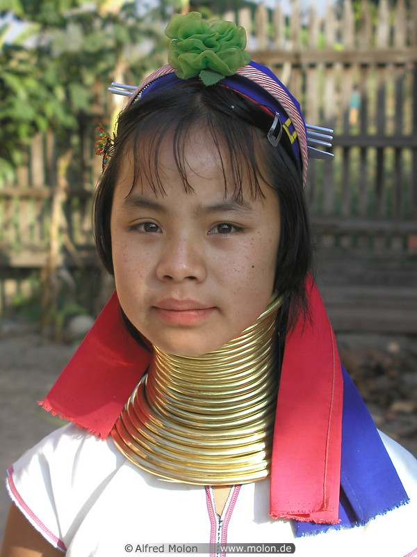 19 Long neck Padaung girl
