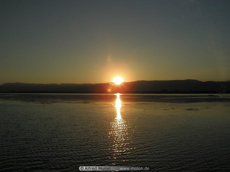 36 Sunset on Inle lake