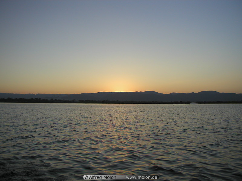37 Sunset on Inle lake