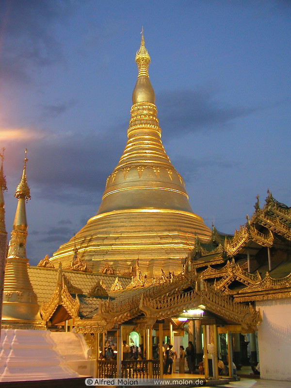 02 Shwedagon pagoda at sunset