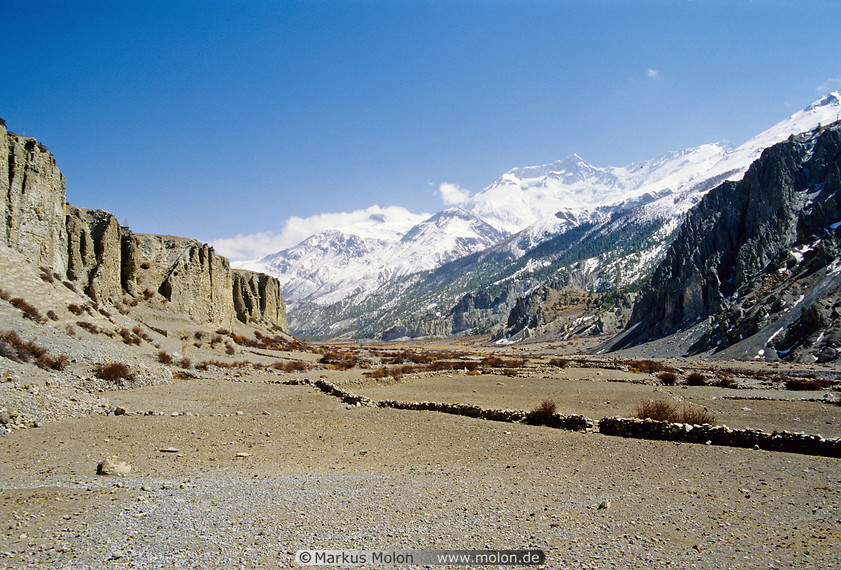 28 View on the cliffs of Manang Valley