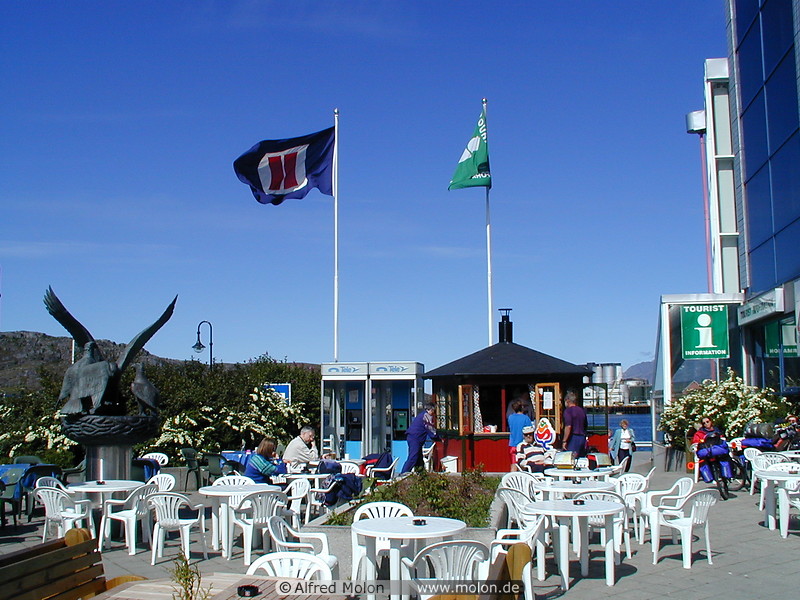 05 Waterfront with cafe and tourist information