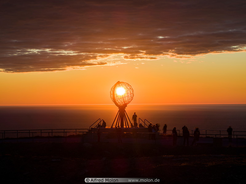 17 North Cape globe and midnight sun