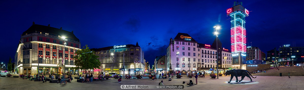 32 Jernbanetorget square at night