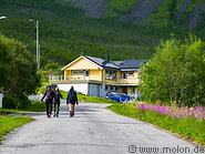 02 Hikers in Fjordgard