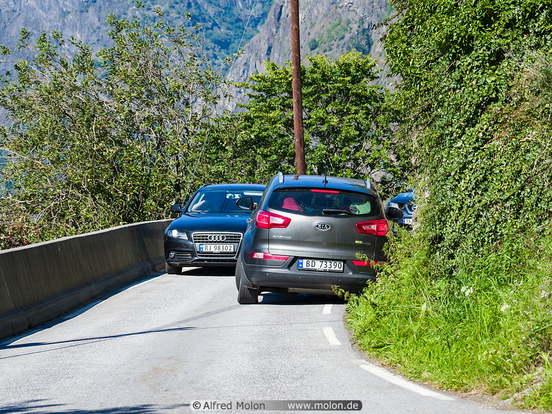 45 Cars stuck on narrow Aurland-Stegastein road
