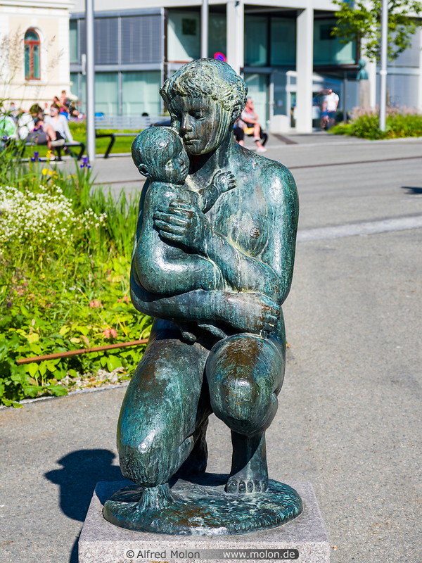 10 Statue of mother and child