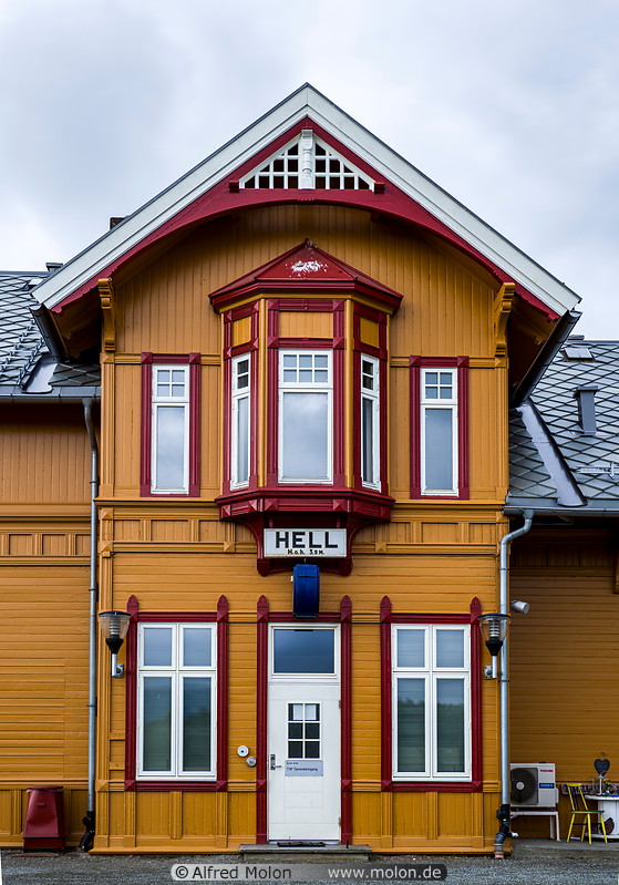 04 Hell train station